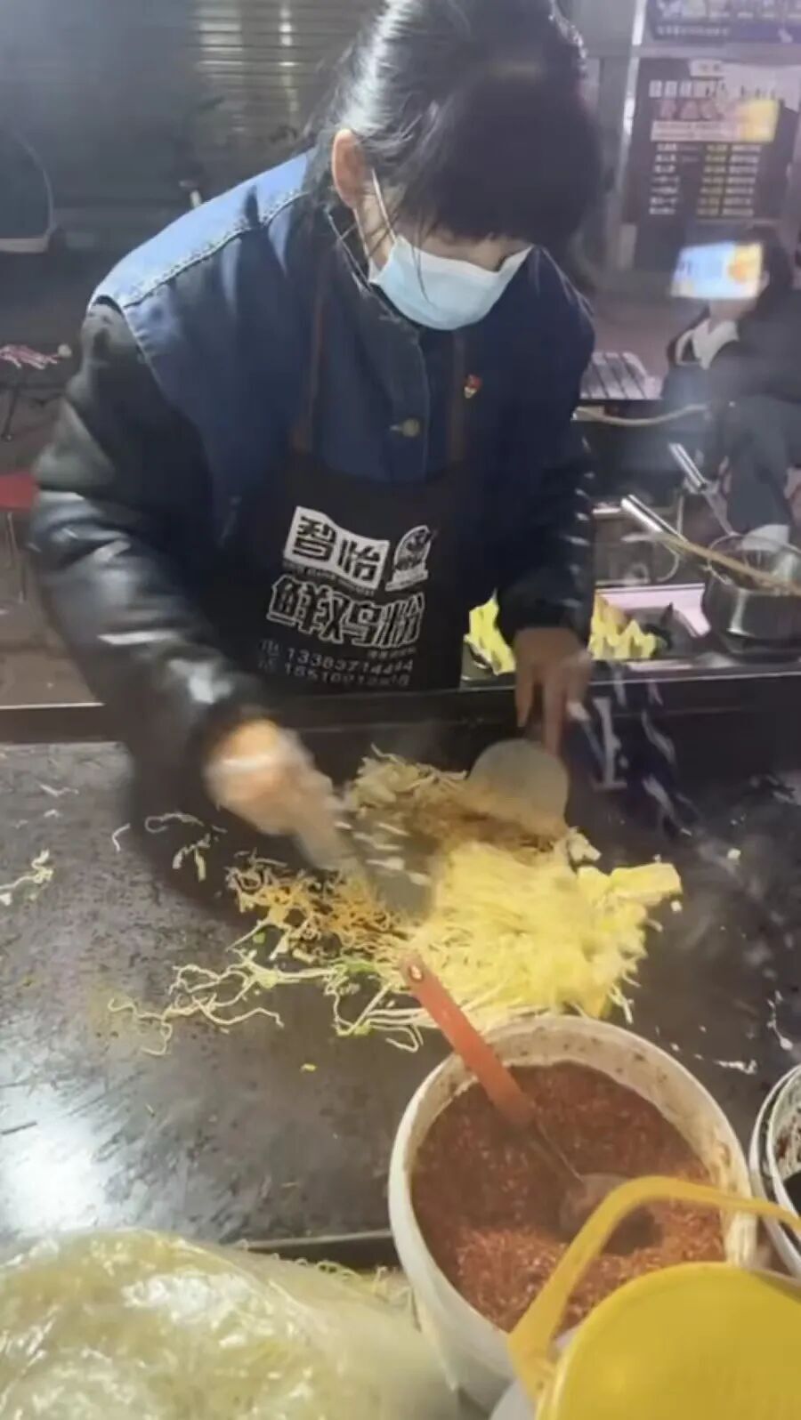 炒面加鸡蛋只卖3元,河南一摆摊大姐被骂炒作,回应:想让更多人吃口便宜热乎饭 炒面加鸡蛋只卖3元,河南一摆摊大姐被骂炒作,回应:想让更多人吃口便宜热乎饭