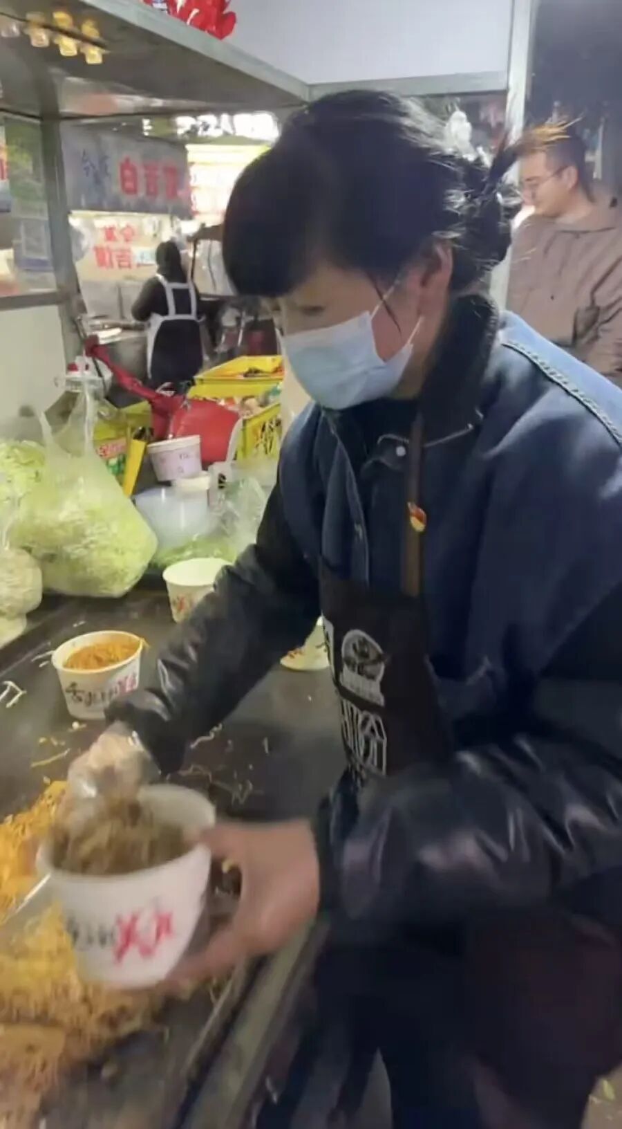 炒面加鸡蛋只卖3元,河南一摆摊大姐被骂炒作,回应:想让更多人吃口便宜热乎饭 炒面加鸡蛋只卖3元,河南一摆摊大姐被骂炒作,回应:想让更多人吃口便宜热乎饭