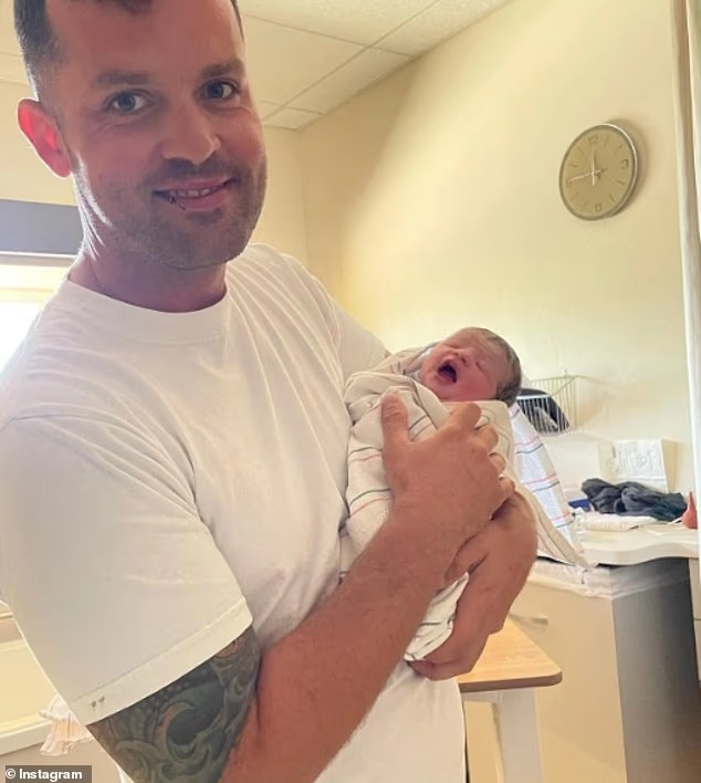 美国父亲将两岁女儿扔高温车内致死，认罪后于判决当日自杀身亡