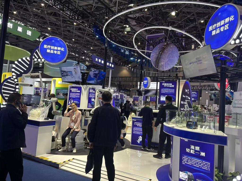 何为进博|从机器人到“空中专车”,科技成果向“新”见未来 何为进博|从机器人到“空中专车”,科技成果向“新”见未来