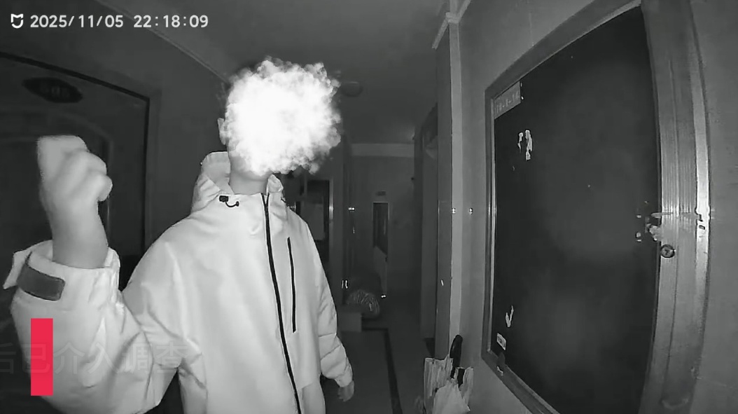 深夜有人在屋外连敲门，业主查看监控：敲完自家敲别家