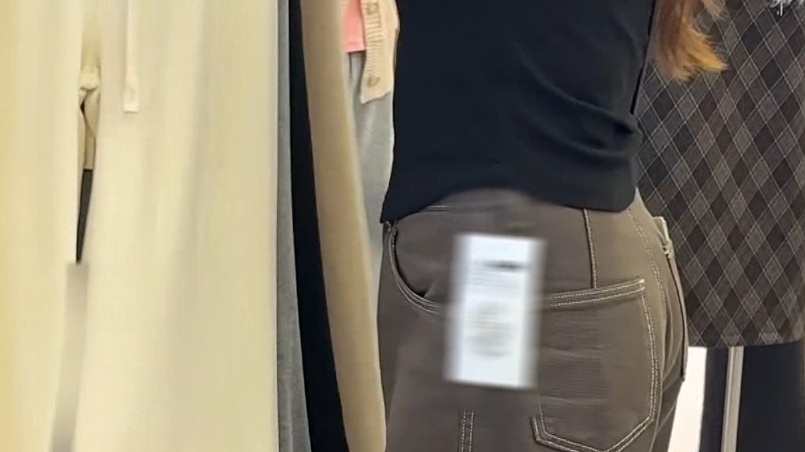 防止衣服被“蹭穿”，有商家推出“巨型吊牌”