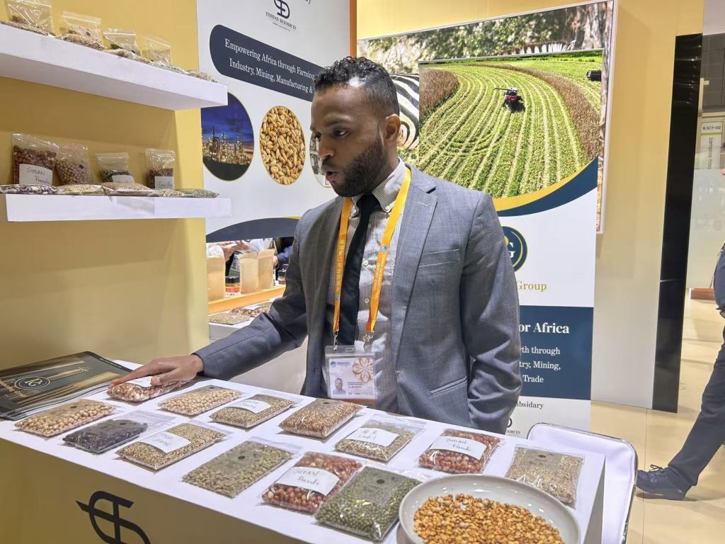 何为进博|从机器人到“空中专车”,科技成果向“新”见未来 何为进博|从机器人到“空中专车”,科技成果向“新”见未来