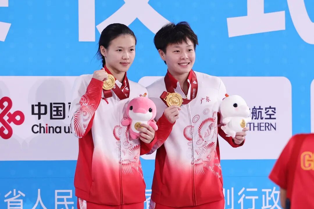 陈艺文/林珊,冠军!广东跳水队十五运会第5金到手,台下一幕太动人 陈艺文/林珊,冠军!广东跳水队十五运会第5金到手,台下一幕太动人