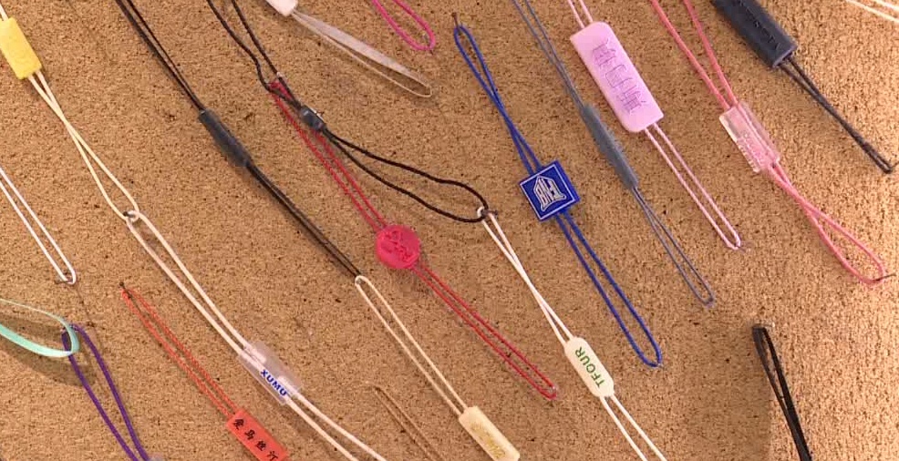 防止衣服被“蹭穿”，有商家推出“巨型吊牌”