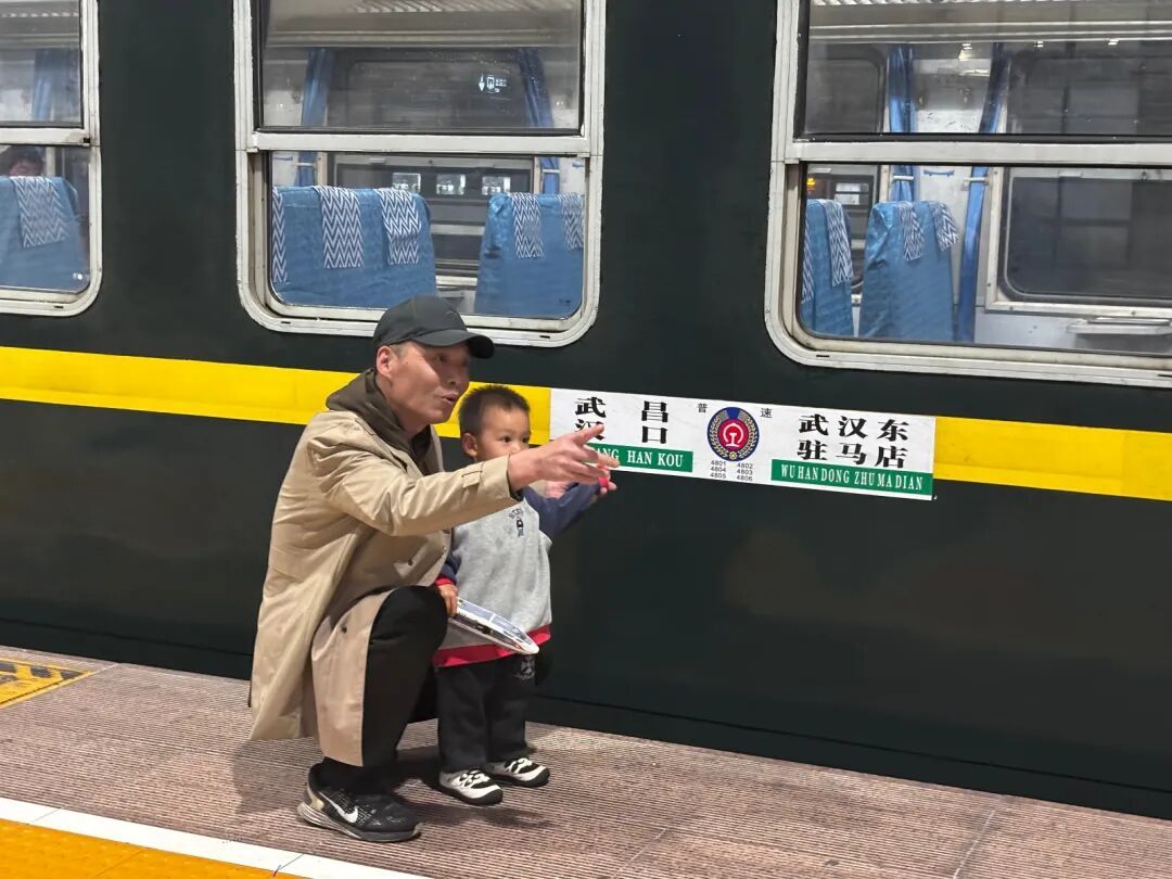 2元绿皮火车回归，武汉市民打卡体验“慢时光”