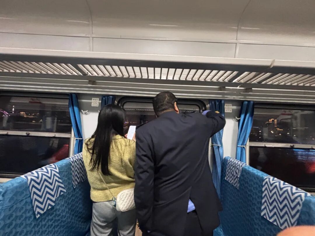 2元绿皮火车回归，武汉市民打卡体验“慢时光”