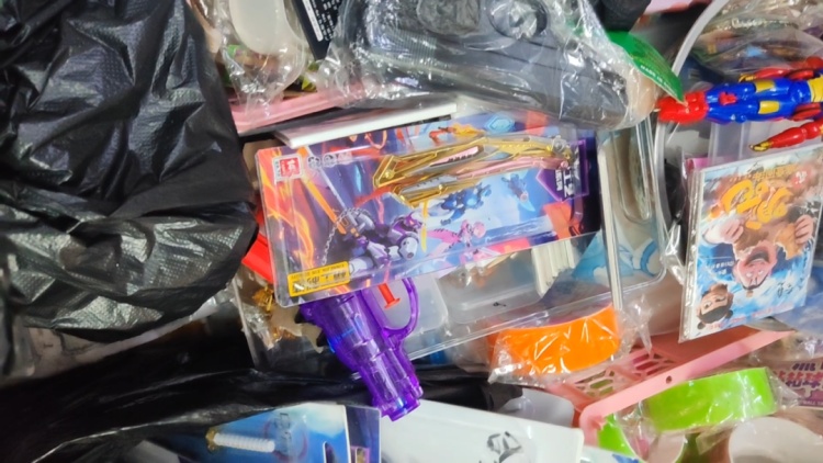 这种“蝴蝶刀”玩具正风靡校园,实测发现很危险! 这种“蝴蝶刀”玩具正风靡校园,实测发现很危险!