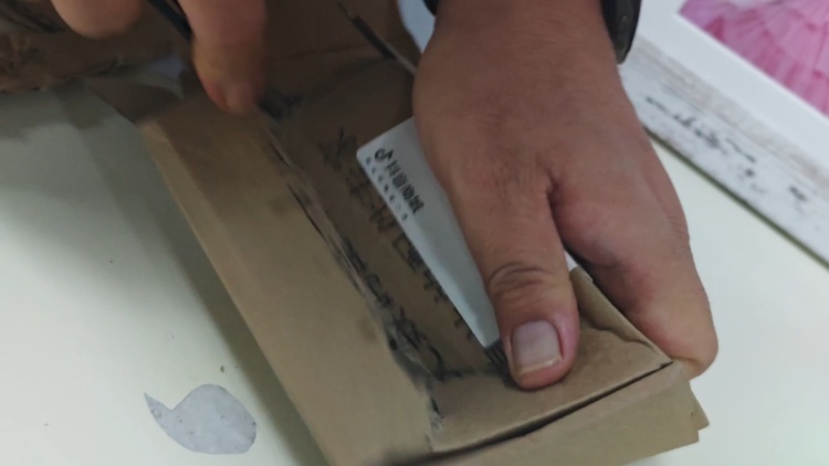 这种“蝴蝶刀”玩具正风靡校园,实测发现很危险! 这种“蝴蝶刀”玩具正风靡校园,实测发现很危险!