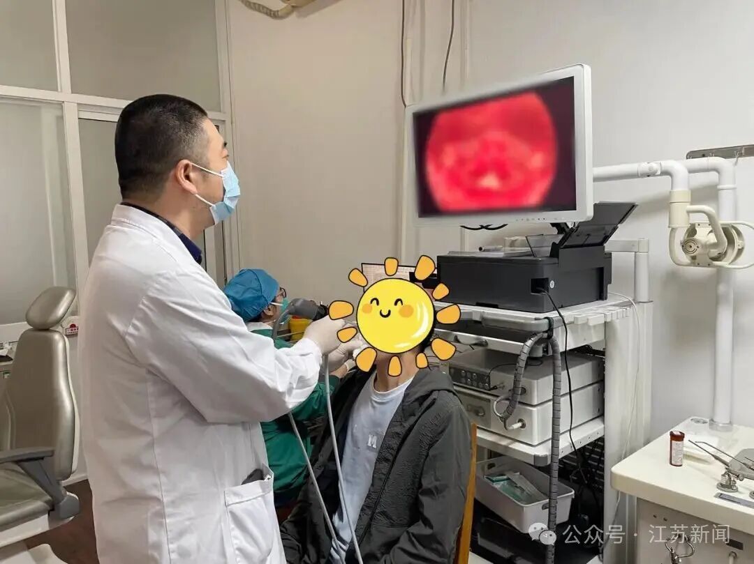 男子喉咙痛一个月不见好，一看嗓子里长满“雪花”！