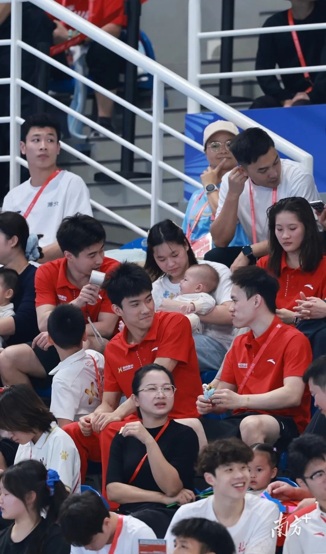 一边观赛一边熟练带娃！原来她是这样的全红婵