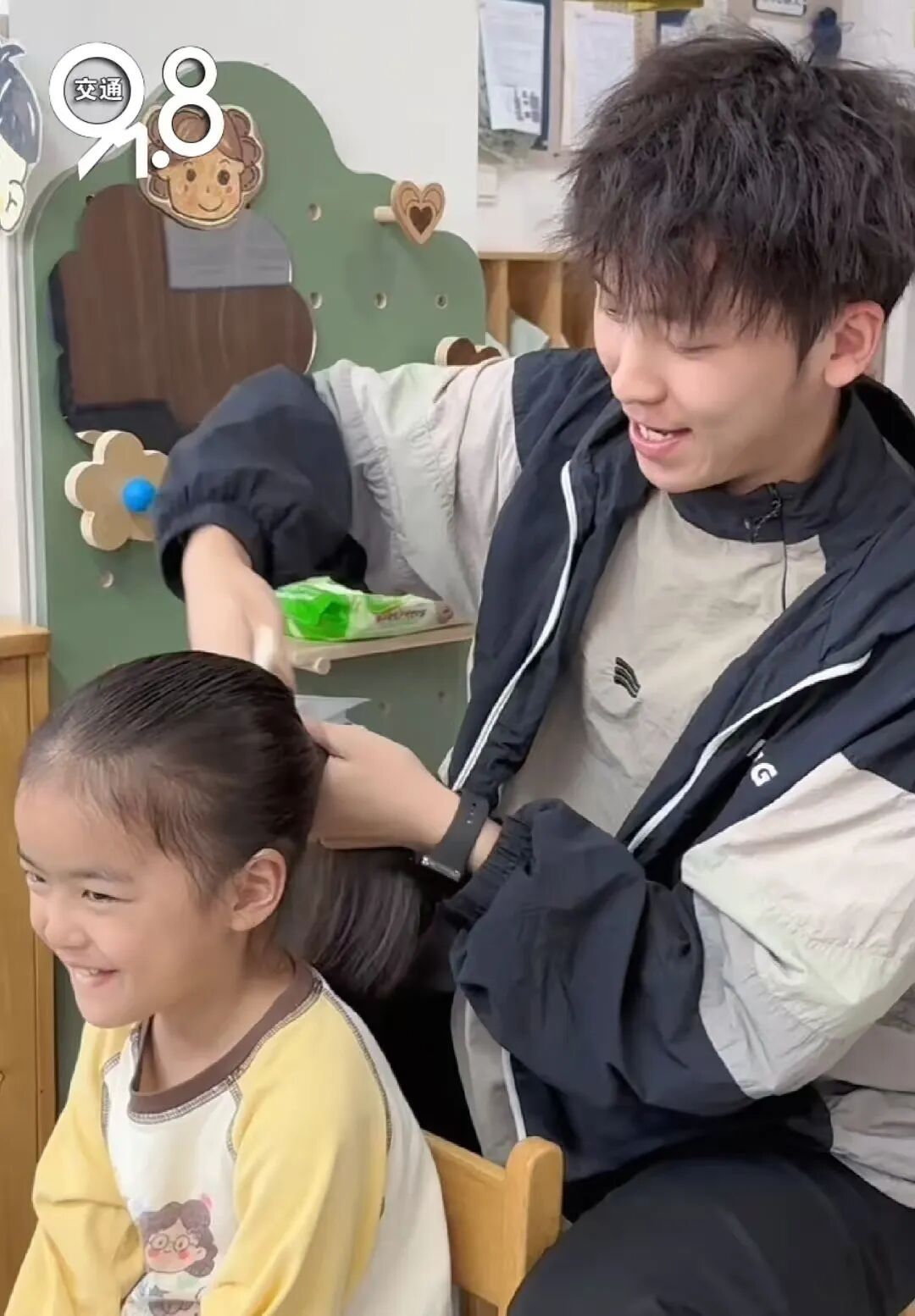 杭州一00后男幼师“火”了!班里小姑娘天天追着他变美……情绪价值拉满 杭州一00后男幼师“火”了!班里小姑娘天天追着他变美……情绪价值拉满