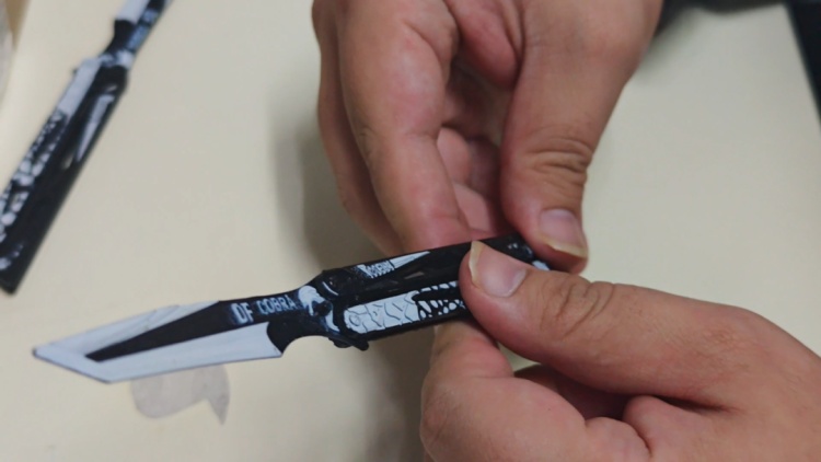 这种“蝴蝶刀”玩具正风靡校园,实测发现很危险! 这种“蝴蝶刀”玩具正风靡校园,实测发现很危险!