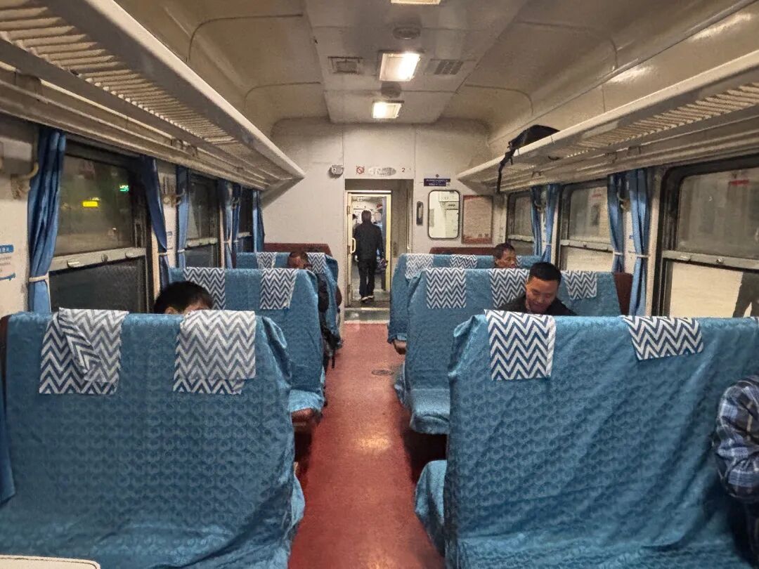 2元绿皮火车回归，武汉市民打卡体验“慢时光”