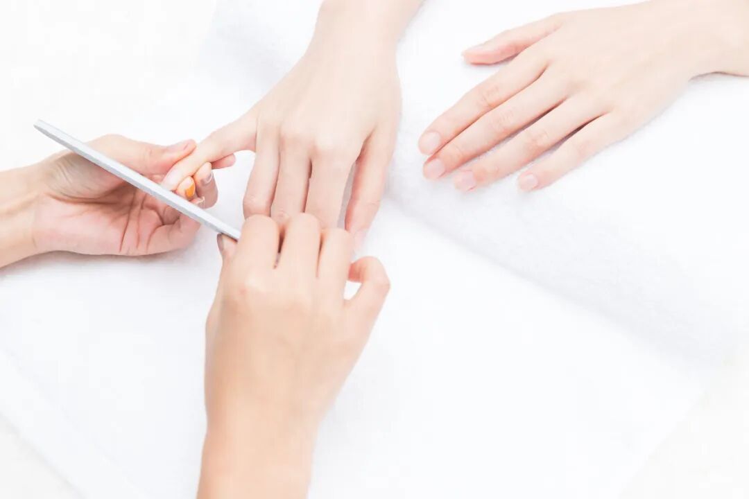 指甲易断、有竖纹、半月甲少？不必担心！但有几种情况要尽快就医→