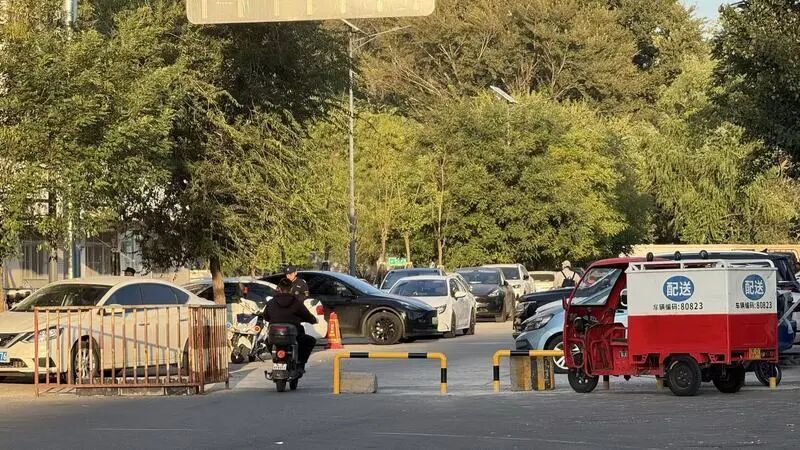 马路变成停车场，北京这条街“切两截”，何时能贯通？