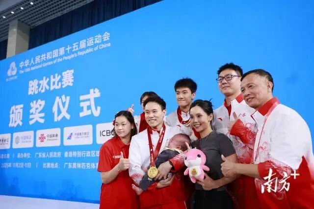 一边观赛一边熟练带娃！原来她是这样的全红婵