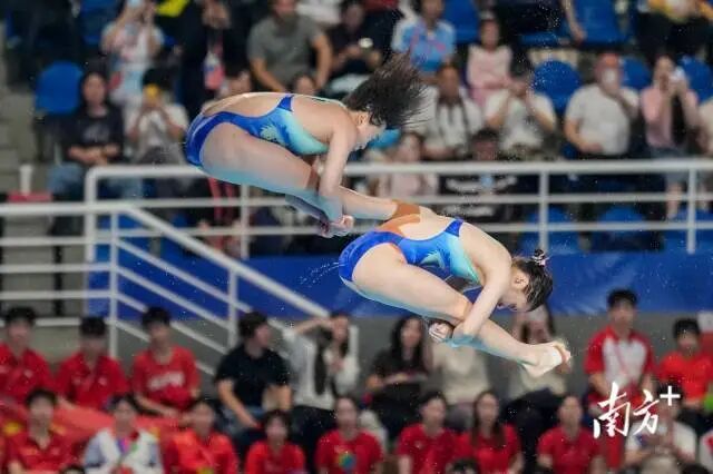 一边观赛一边熟练带娃！原来她是这样的全红婵