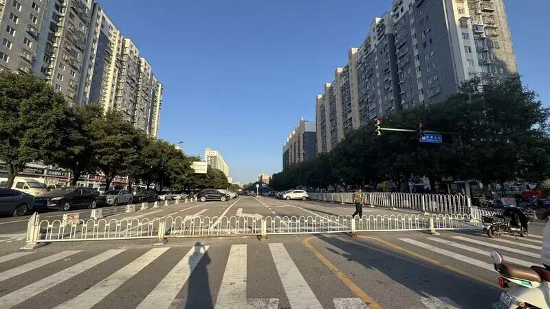 马路变成停车场，北京这条街“切两截”，何时能贯通？