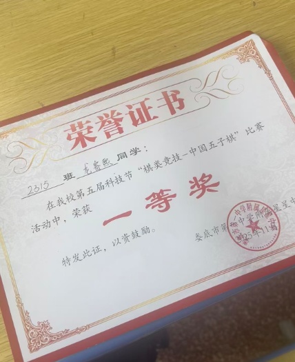 娄底14岁初中生作文看哭全网，得知爆火首先看恶评，回应用AI质疑：算是另一种夸奖