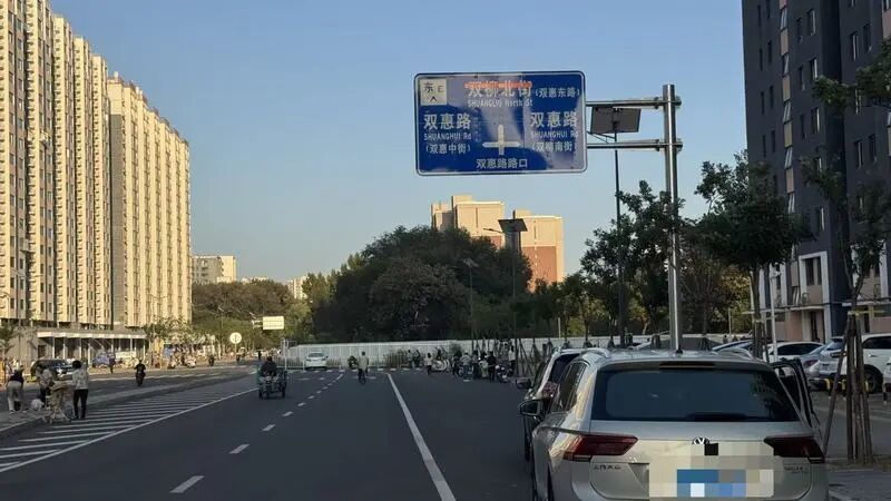 马路变成停车场，北京这条街“切两截”，何时能贯通？