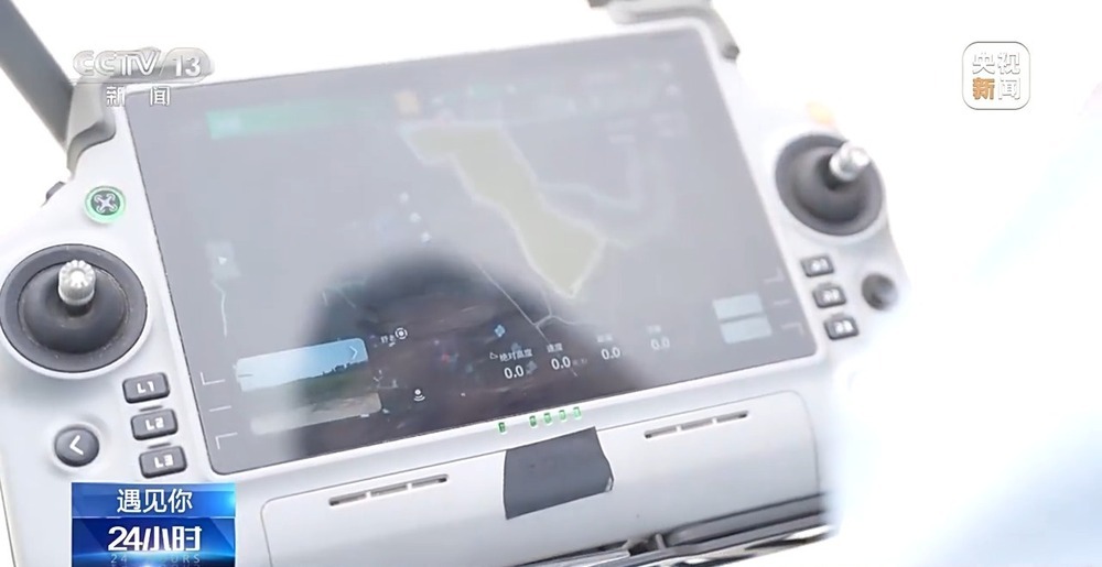 遇见你丨“80”后种田奶奶化身新农人 操作无人机满田飞 遇见你丨“80”后种田奶奶化身新农人 操作无人机满田飞