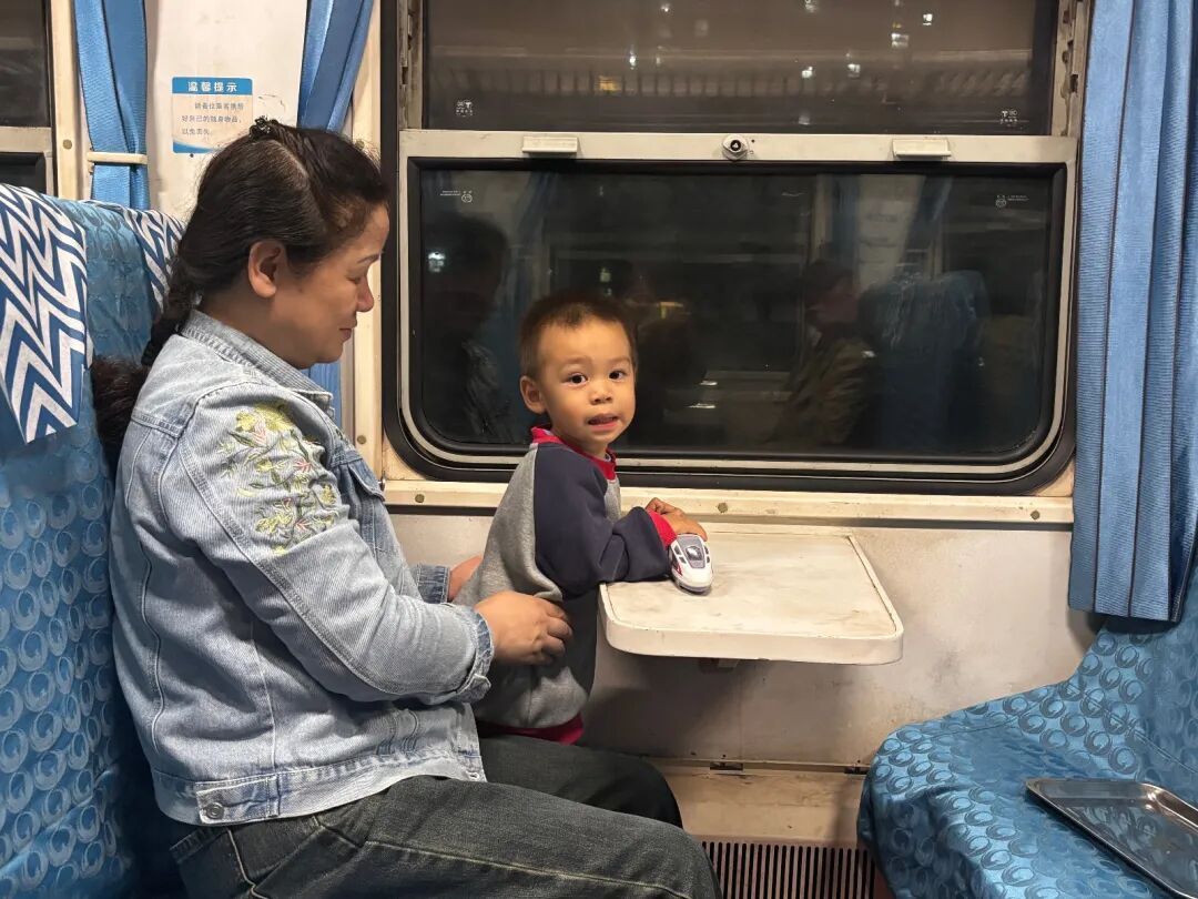 2元绿皮火车回归，武汉市民打卡体验“慢时光”