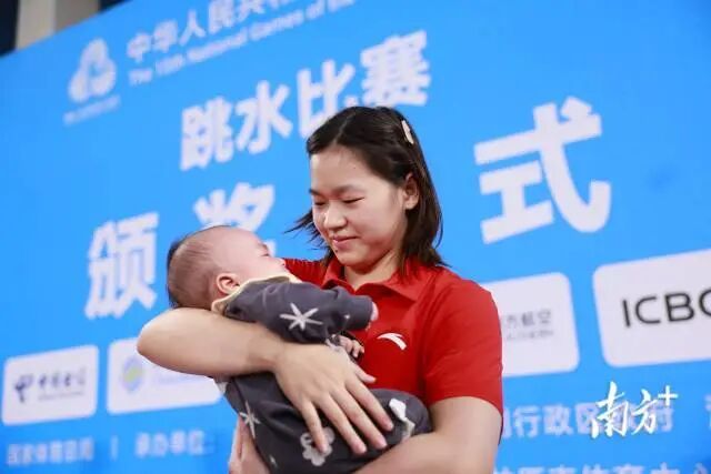 一边观赛一边熟练带娃！原来她是这样的全红婵