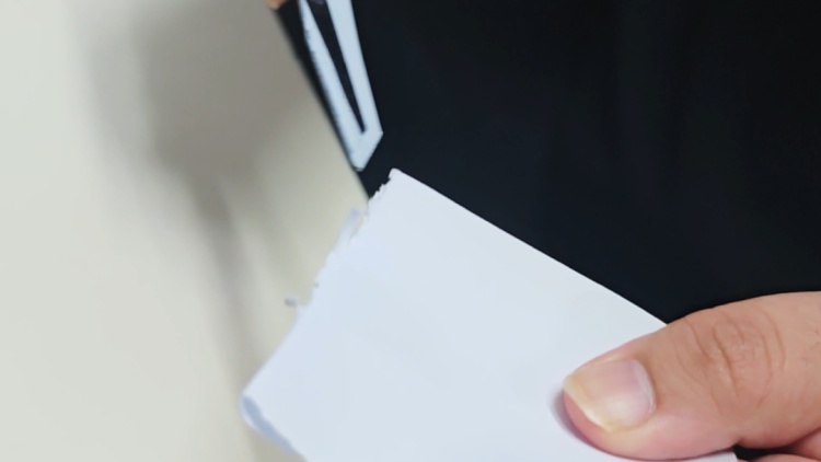 这种“蝴蝶刀”玩具正风靡校园,实测发现很危险! 这种“蝴蝶刀”玩具正风靡校园,实测发现很危险!