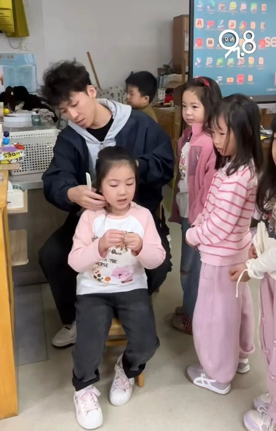 杭州一00后男幼师“火”了!班里小姑娘天天追着他变美……情绪价值拉满 杭州一00后男幼师“火”了!班里小姑娘天天追着他变美……情绪价值拉满