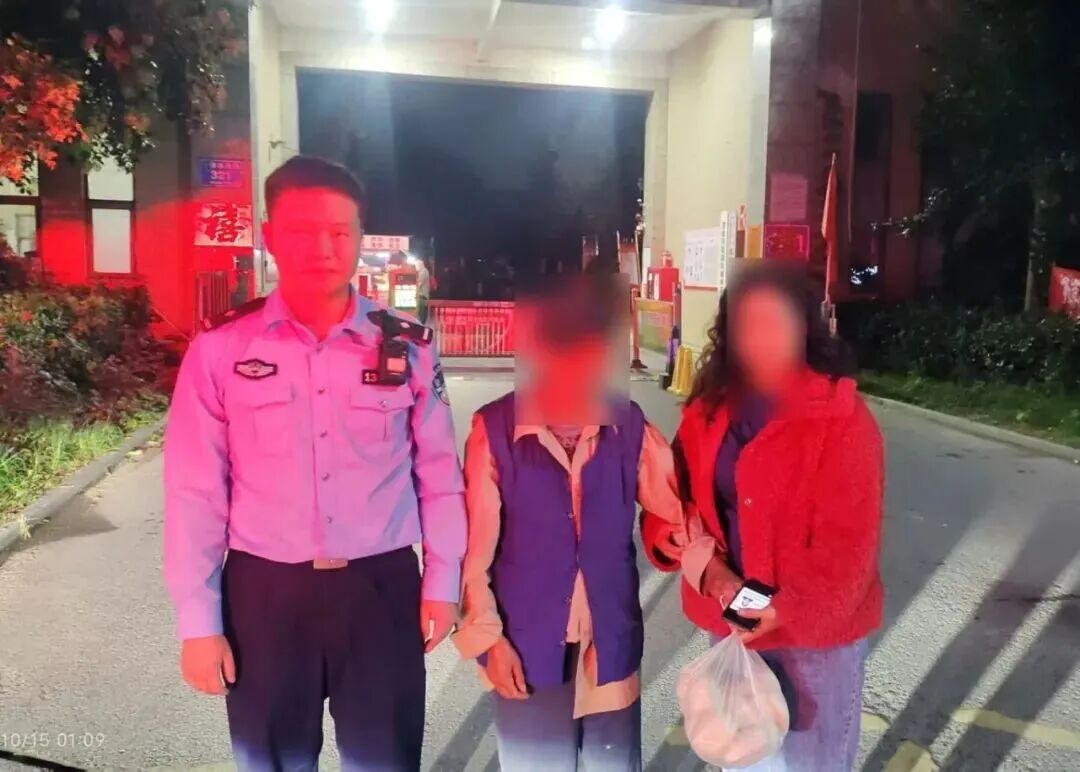 老人迷路被送到派出所，记不得家人联系方式，手中一袋馒头成关键，民警判断