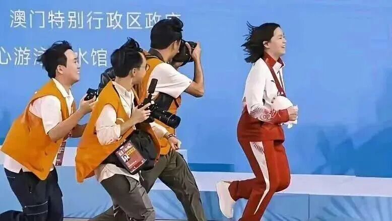 一边观赛一边熟练带娃！原来她是这样的全红婵