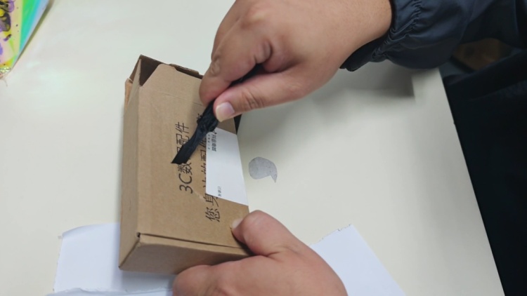 这种“蝴蝶刀”玩具正风靡校园,实测发现很危险! 这种“蝴蝶刀”玩具正风靡校园,实测发现很危险!