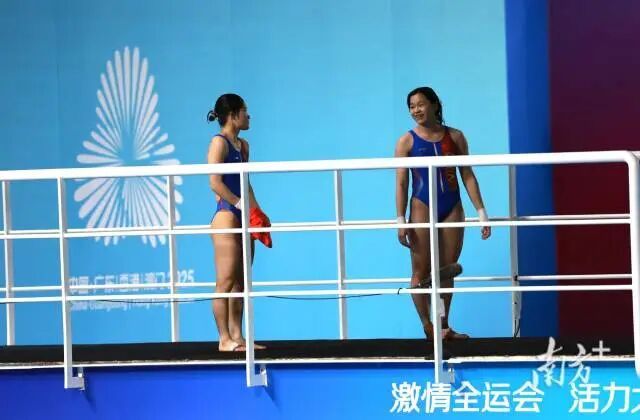 一边观赛一边熟练带娃！原来她是这样的全红婵