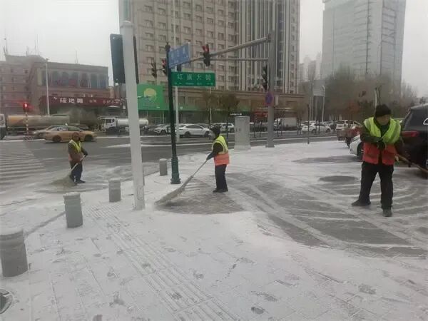 以雪为令！哈尔滨清冰雪大军即时作业，守护城市交通秩序