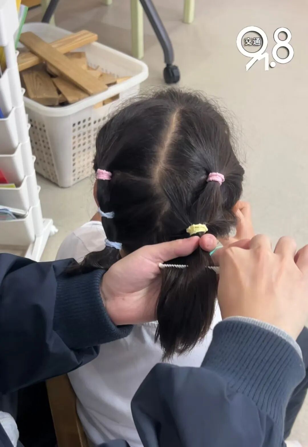 杭州一00后男幼师“火”了!班里小姑娘天天追着他变美……情绪价值拉满 杭州一00后男幼师“火”了!班里小姑娘天天追着他变美……情绪价值拉满