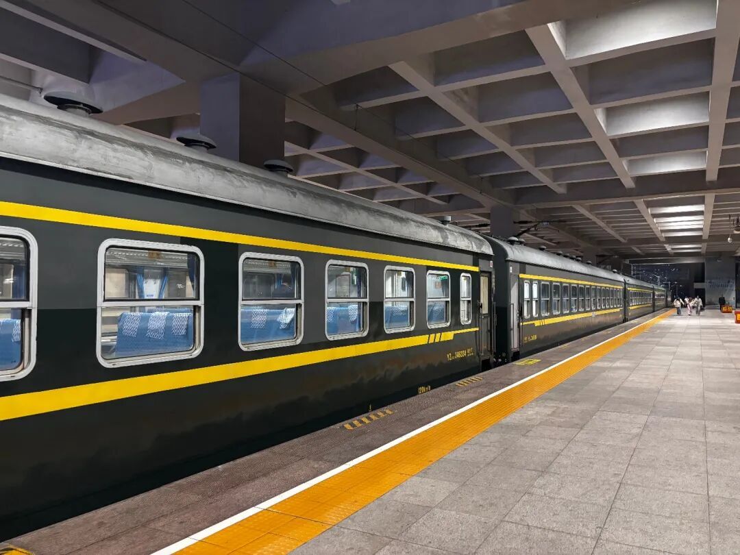 2元绿皮火车回归，武汉市民打卡体验“慢时光”