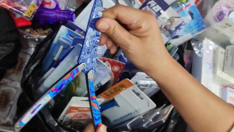 这种“蝴蝶刀”玩具正风靡校园,实测发现很危险! 这种“蝴蝶刀”玩具正风靡校园,实测发现很危险!