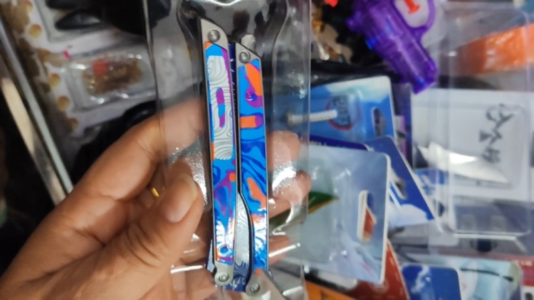 这种“蝴蝶刀”玩具正风靡校园,实测发现很危险! 这种“蝴蝶刀”玩具正风靡校园,实测发现很危险!