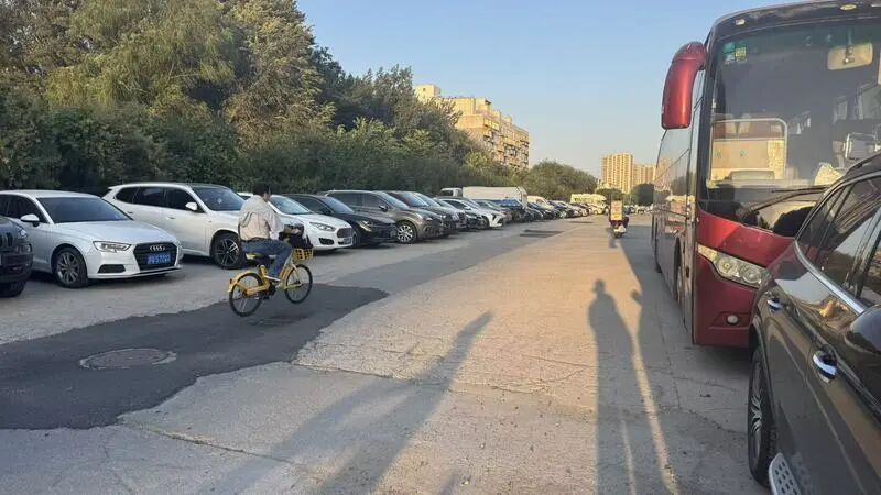 马路变成停车场，北京这条街“切两截”，何时能贯通？