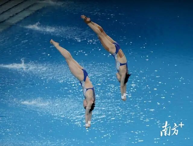 一边观赛一边熟练带娃！原来她是这样的全红婵