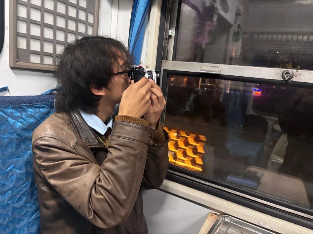 2元绿皮火车回归，武汉市民打卡体验“慢时光”