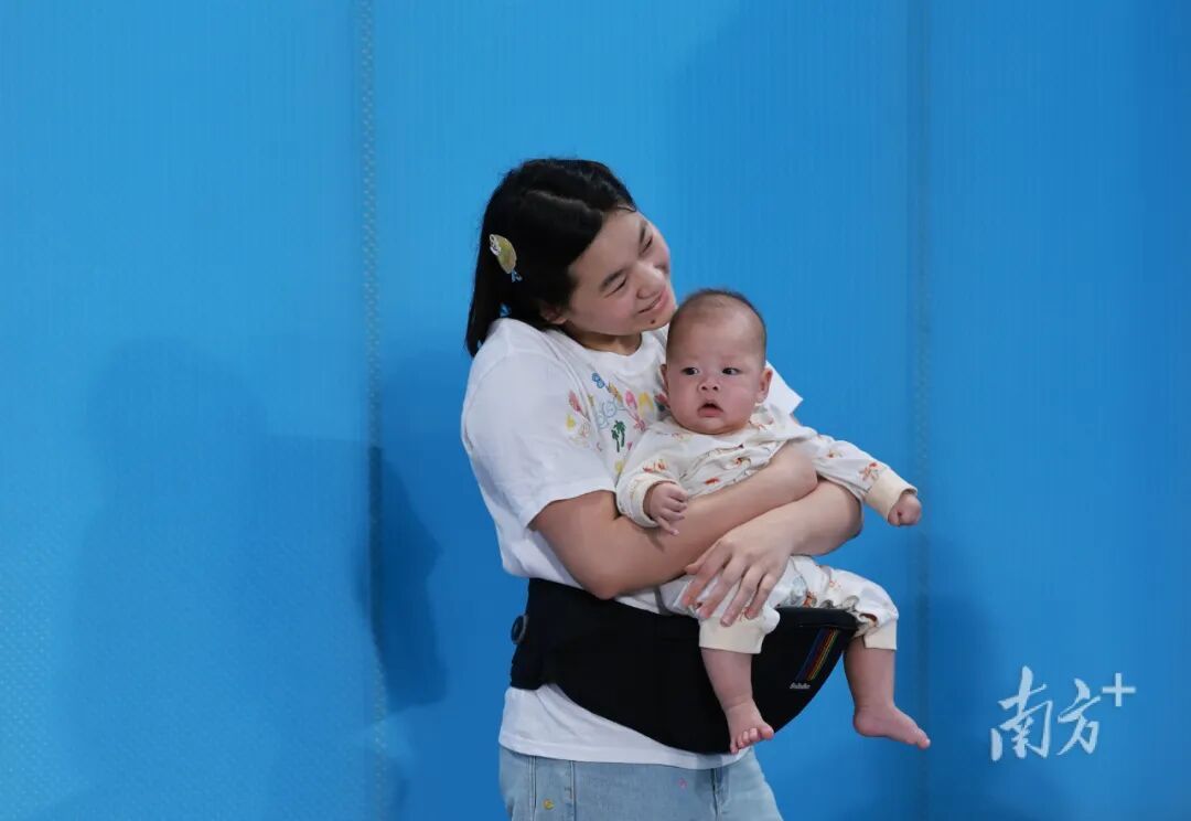 一边观赛一边熟练带娃！原来她是这样的全红婵