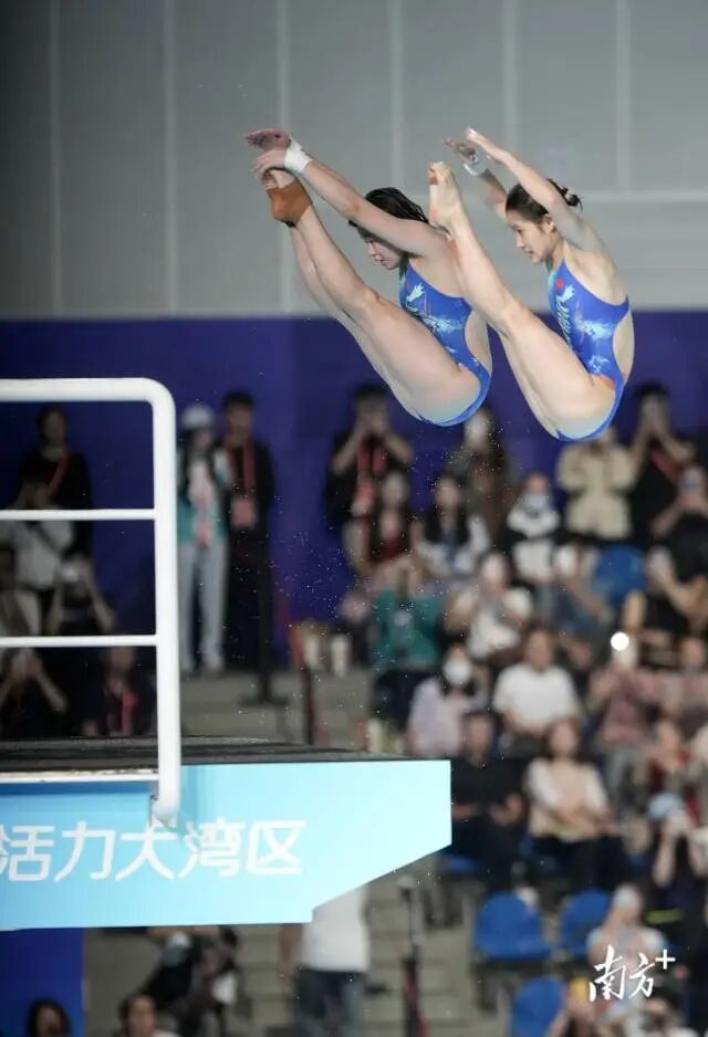 一边观赛一边熟练带娃！原来她是这样的全红婵