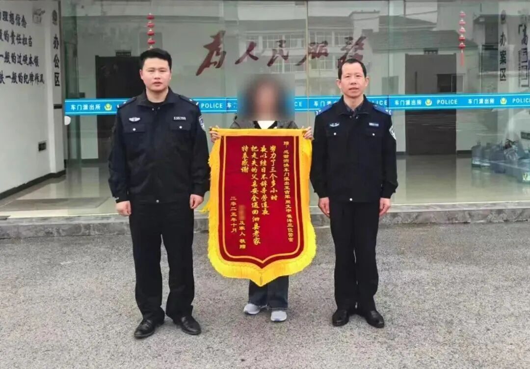 老人迷路被送到派出所，记不得家人联系方式，手中一袋馒头成关键，民警判断