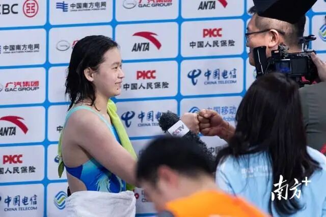 一边观赛一边熟练带娃！原来她是这样的全红婵