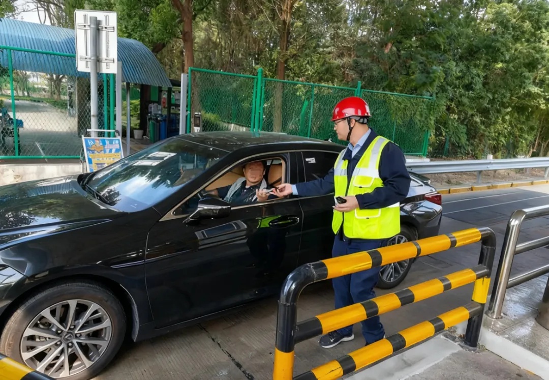 “沪牌大军”集体出动！“往返8.5小时，吃饭1小时”！这里堵车堵到猪肝红……