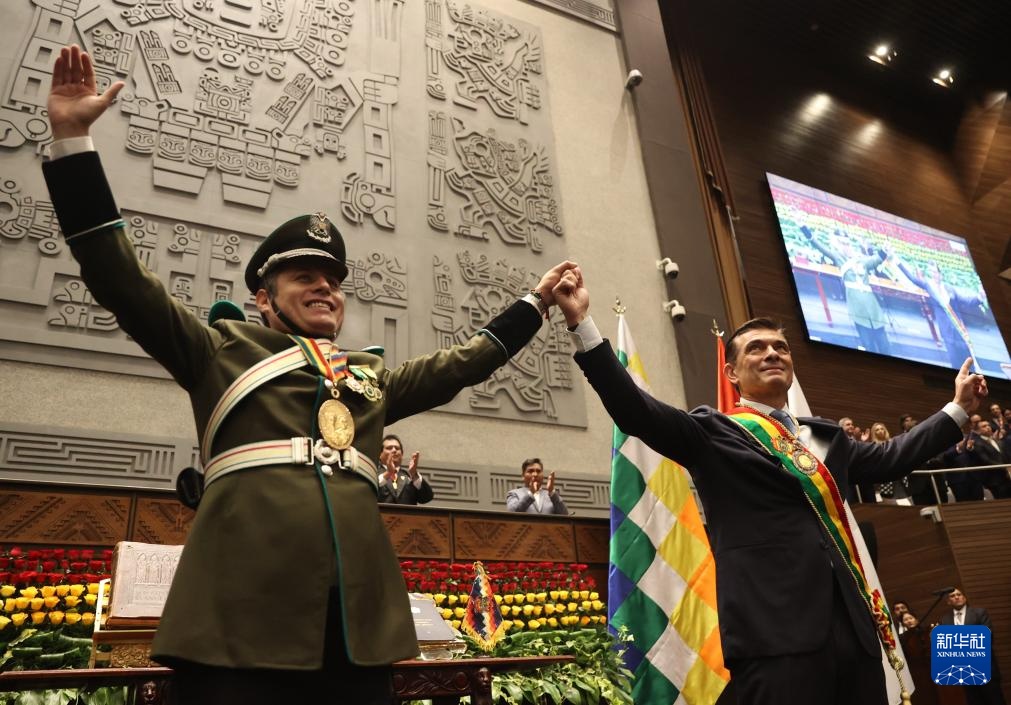 帕斯宣誓就任玻利维亚总统