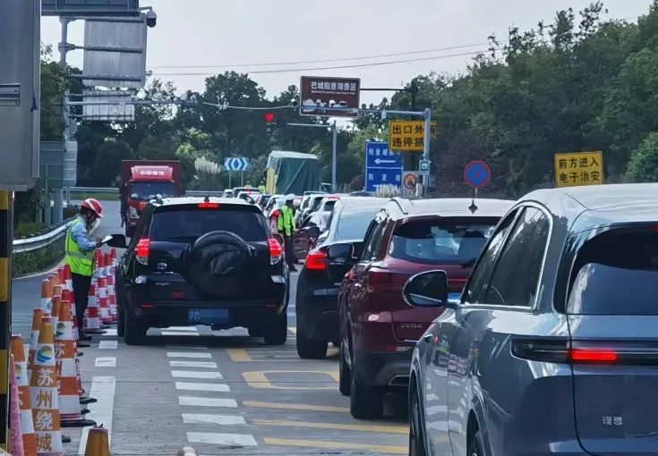 “沪牌大军”集体出动！“往返8.5小时，吃饭1小时”！这里堵车堵到猪肝红……