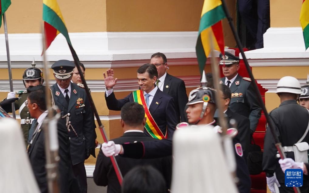 帕斯宣誓就任玻利维亚总统